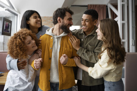 Como fazer novos amigos? Entenda como o teatro pode ajudar!