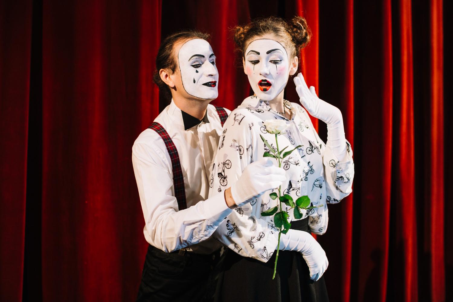 Pessoas com boa consciência corporal graças ao teatro