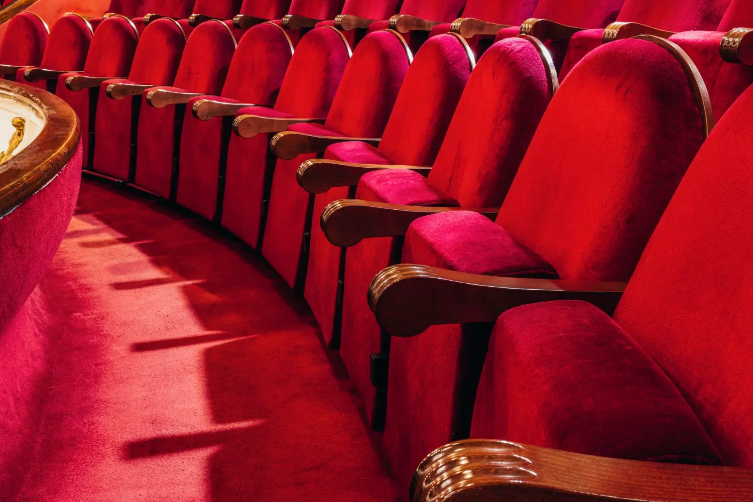 Cadeiras de um teatro para um musical.