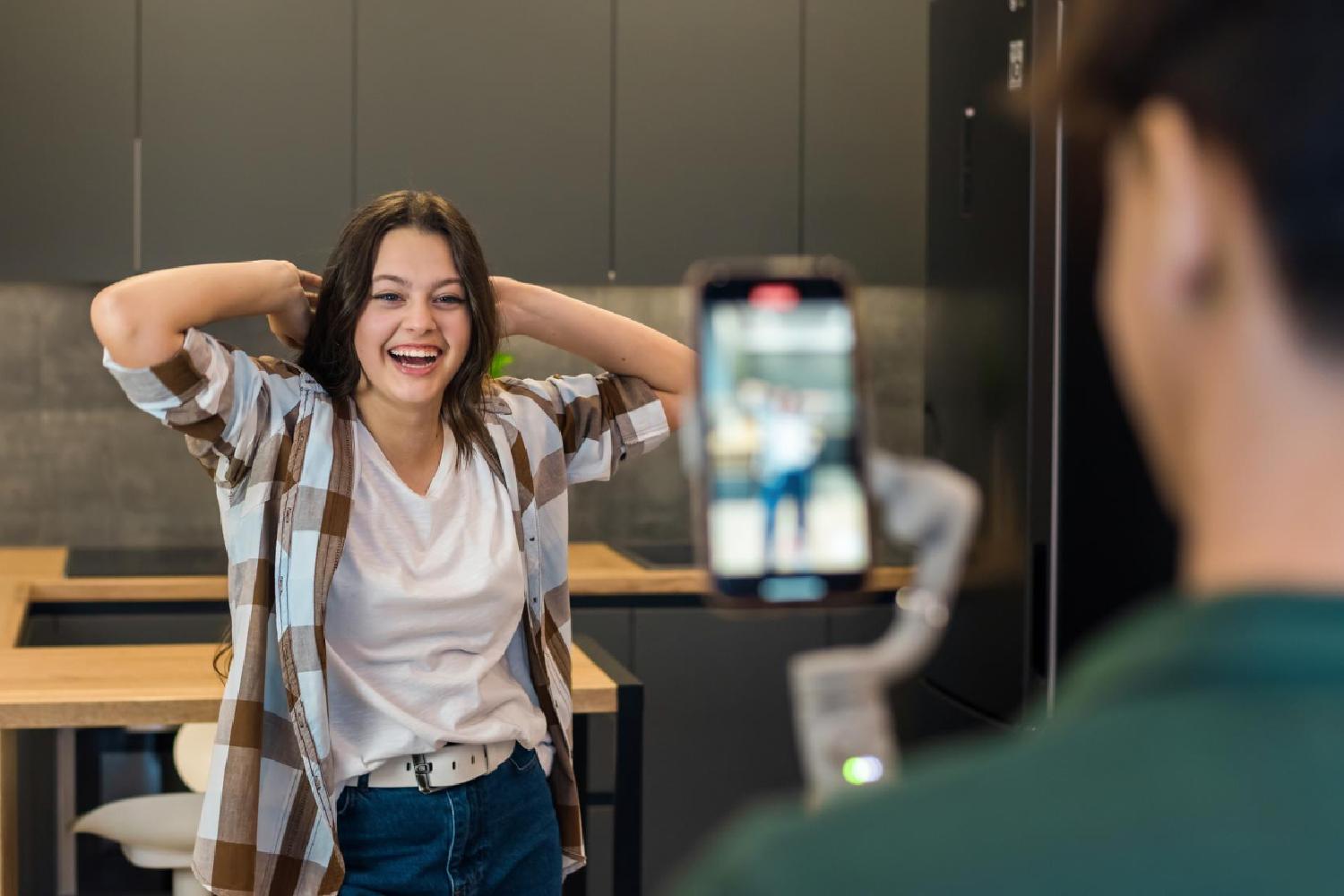 Influencer fazendo publicidade criativa